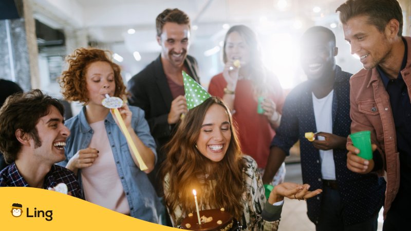 Menschen in Albanien feiern Geburtstag und sagen Alles Gute zum Geburtstag auf Albanisch