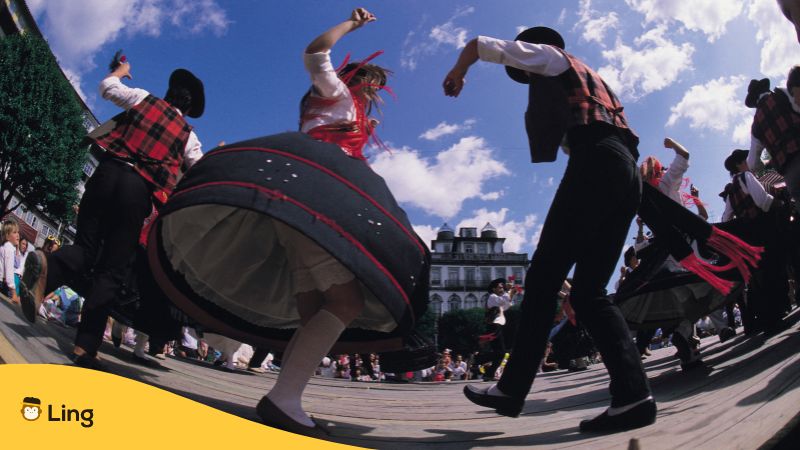 Pärchen in traditioneller albanischer Kleidung