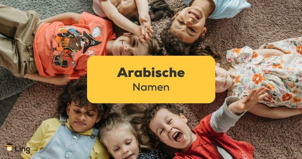7 Kinder liegen mit ihren Köpfen aneinander auf dem Boden und haben arabische Namen