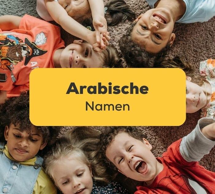 7 Kinder liegen mit ihren Köpfen aneinander auf dem Boden und haben arabische Namen