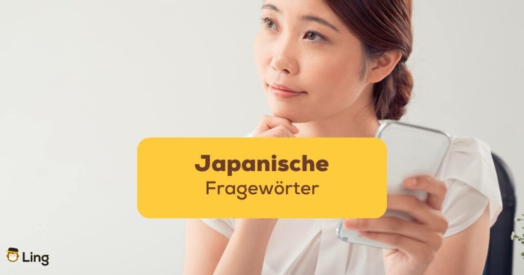 Asiatische Frau sitzt an einem Schreibtisch und hält mit einer Hand einen Notizblock und lernt japanische Fragewörter