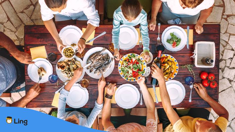 Nach der Begrüßung auf Georgisch wird beim Familienbesuch gemeinsam gegessen