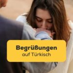 Junge Frau küsst die Hand einer älteren Respektsperson als eine der Begrüßungen auf Türkisch