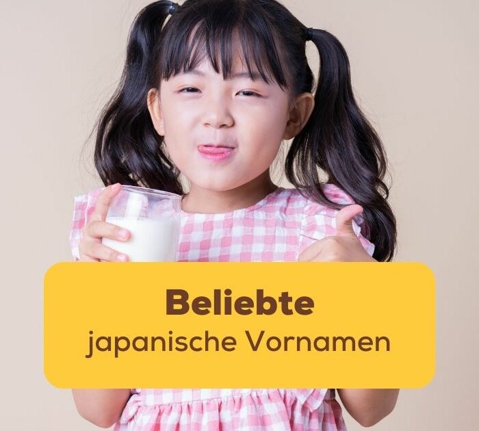 Ein japanisches Mädchen trinkt ein Glas Milch und zeigt den Daumen hoch, im Vordergrund der Titel des Blogposts: beliebte japanische Vornamen