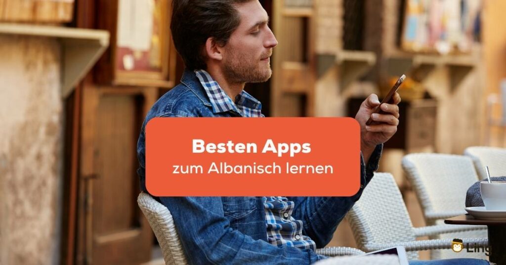 Mann sitzt mit seinem Handy in einem Café und sucht nach den besten Apps zum Albanisch lernen bei Ling