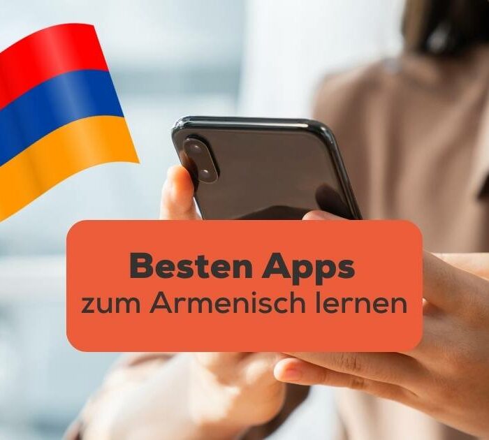 Frau hält Handy in der Hand uns sucht nach der besten App zum Armenisch lernen mit der Ling-App