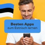 Blonder Mann schaut auf sein Handy und freut sich die Ling-App gefunden zu haben unter den besten Apps zum Estnisch lernen
