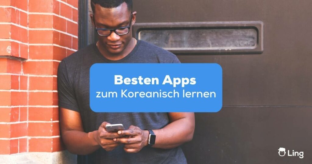 Mann lehnt an einer Backsteinwand mit einem Handy in der Hand und lernt mit der Ling-App, da sie eine der besten Apps zum Koreanisch lernen ist