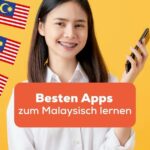 Junge asiatische Frau hält ein Smartphone in der Hand und freut sich die besten Apps zum Malaysisch lernen mit Ling-App gefunden zu haben
