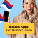 Blonde Frau zeigt begeistert auf ihr Handy nach dem sie nach den besten Apps zum Russisch lernen gesucht hat und die Ling-App gefunden hat