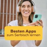 Blonde Frau mit Kopfhörern und Smartphone in der Hand entdeckt mit Ling die besten Apps zum Serbisch lernen