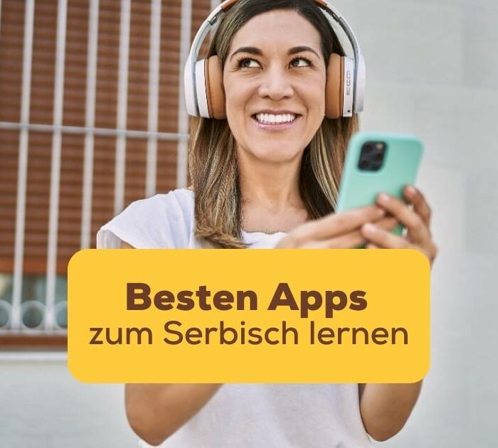 Blonde Frau mit Kopfhörern und Smartphone in der Hand entdeckt mit Ling die besten Apps zum Serbisch lernen