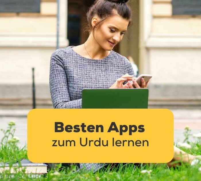 Frau sitzt auf einem Rasen und liest auf dem Handy Artikel über Besten Apps zum Urdu lernen Appvergleich mit der Ling-App