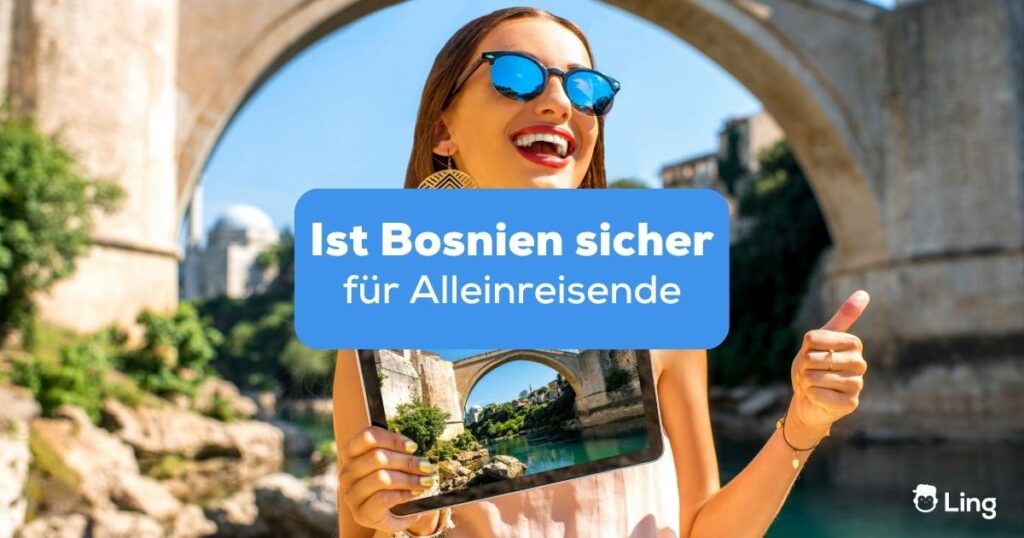 Frau steht vor der Mostar Brücke in Bosnien und beweist, dass Bosnien sicher für Alleinreisende ist