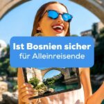 Frau steht vor der Mostar Brücke in Bosnien und beweist, dass Bosnien sicher für Alleinreisende ist
