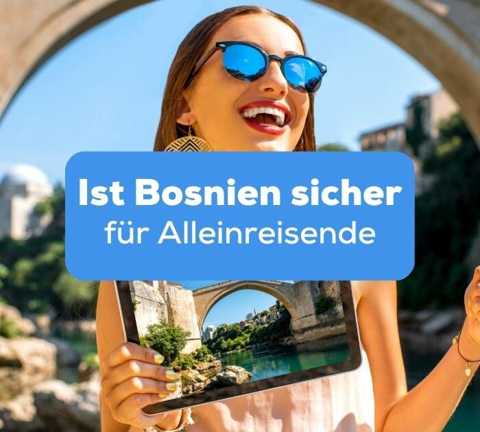Frau steht vor der Mostar Brücke in Bosnien und beweist, dass Bosnien sicher für Alleinreisende ist