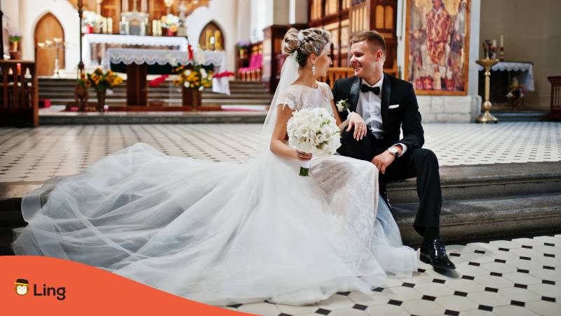 Bosnisches Brautpaar in einer orthodox-katholischen Kirche