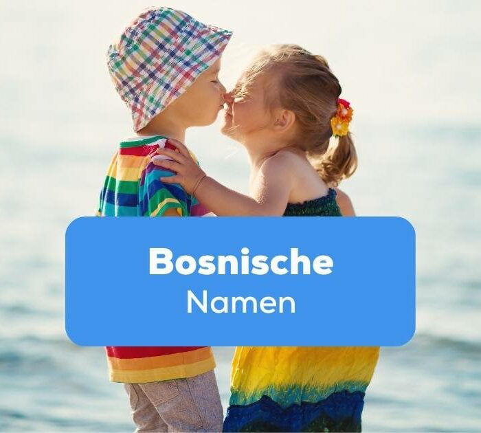 Junge und Mädchen am Meer geben sich spielerisch einen Kuss und haben bosnische Namen