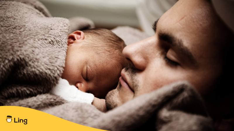 Bosnischer Vater hat Baby im Arm und überlegt sich welchen bosnischen Namen er ihm gibt