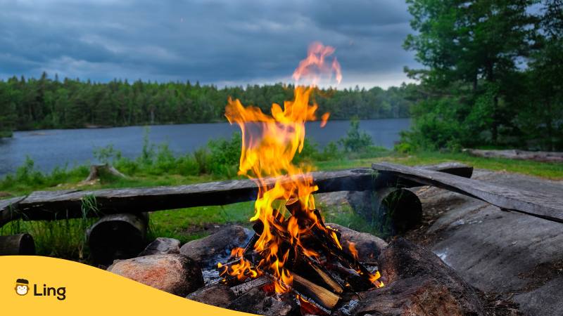 Lagerfeuer an einem See in Bosnien, das das bosnische Sprichwort darstellt, dass es kein Feuer ohne Rauch gibt