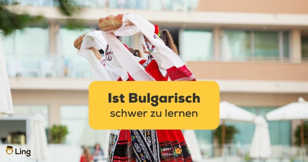 Frauen tanzen in traditioneller buglarischer Tracht und können die Frage beantworten Ist Bulgarisch schwer zu lernen?