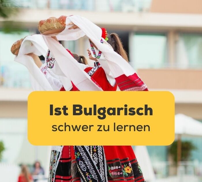 Frauen tanzen in traditioneller buglarischer Tracht und können die Frage beantworten Ist Bulgarisch schwer zu lernen?
