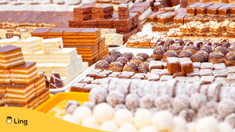 Bulgarische Desserts bestehend aus Kuchen, Keksen, Torten und Mürbegebäck, lecker und ansprechend angerichtet