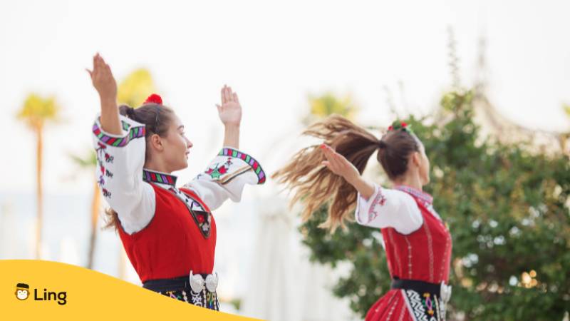 Frauen in bulgarischer Traditionskleidung tanzen einen bulgarischen Tanz