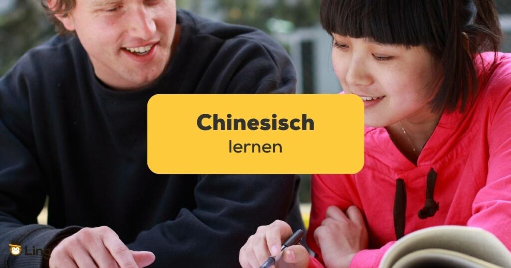 Westlicher Mann und chinesische Frau sitzen zusammen zum Chinesisch lernen