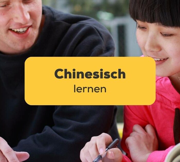 Westlicher Mann und chinesische Frau sitzen zusammen zum Chinesisch lernen