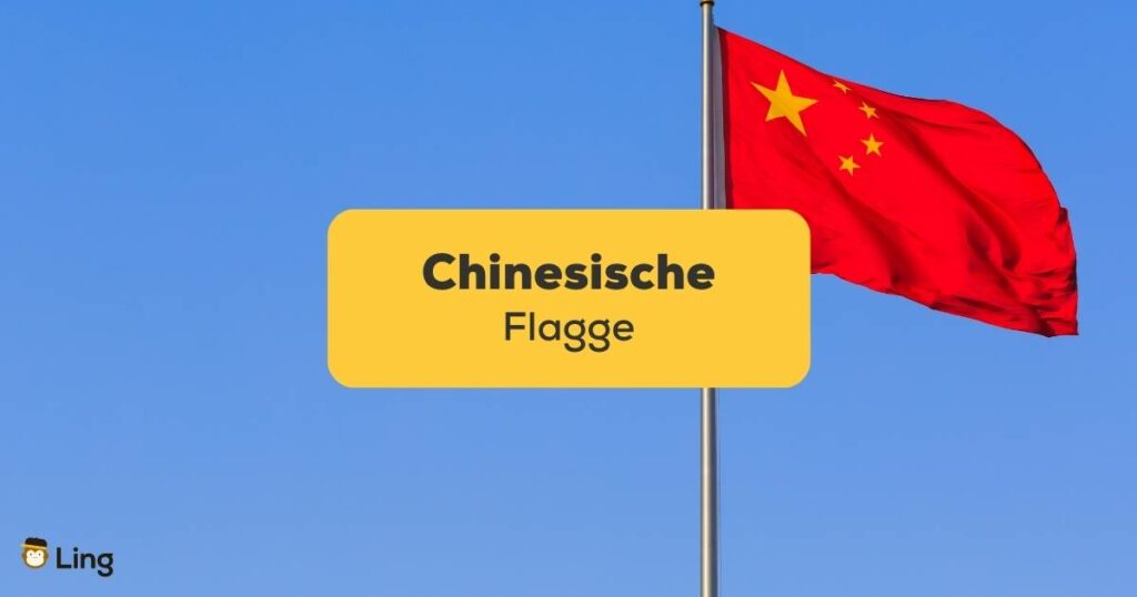 Chinesische Flagge weht im Wind beim blauen Himmel