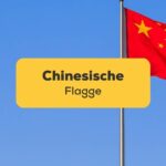 Chinesische Flagge weht im Wind beim blauen Himmel