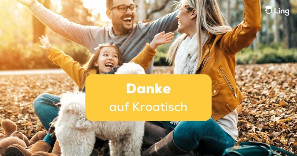 Eltern mit Tochter mit offenen Armen sitzen mit Pudel im Herbstlaub und sind dankbar