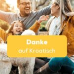 Eltern mit Tochter mit offenen Armen sitzen mit Pudel im Herbstlaub und sind dankbar