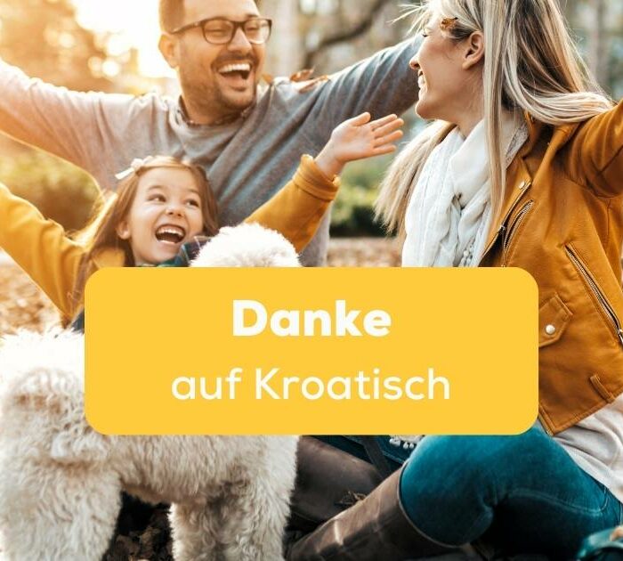 Eltern mit Tochter mit offenen Armen sitzen mit Pudel im Herbstlaub und sind dankbar
