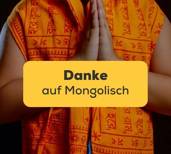 Mann hält beide Hände vor seiner Brust aneinander um Danke auf Mongolisch auszudrücken