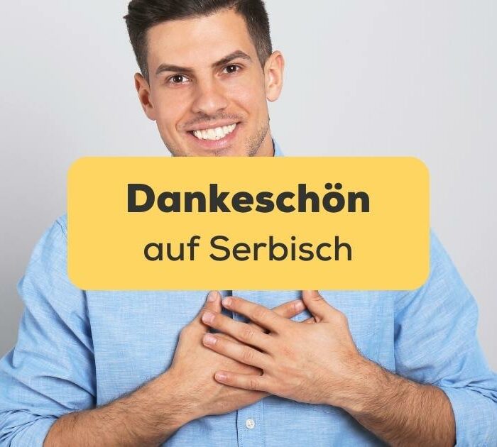 Serbischer Mann freut sich sehr, fasst sich mit beiden Händen ans Herz und möchte Danke auf Serbisch sagen