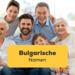 Bulgarische Familie sitzt gemeinsam auf dem Sofa und spricht über bulgarische Namen für den Nachwuchs