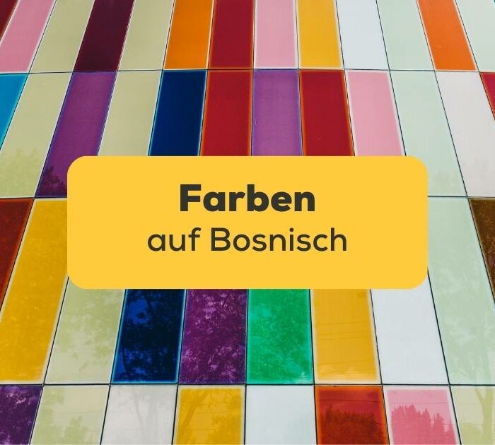 Wand mit verschiedenen Fliesen in Farben auf Bosnisch