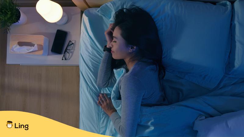 Filipina hat gute Nacht auf Tagalog gewünscht und liegt nun im Bett zum schlafen