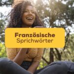Frau sitzt im Park im Gras und lacht über witzige französische Sprichwörter die sie bei Ling gelesen hat