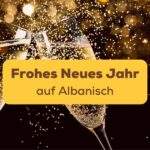 Anstoßende Sektgläser um Frohes Neues Jahr auf Albanisch zu wünschen