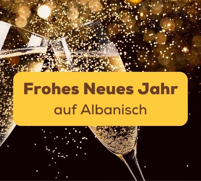 Anstoßende Sektgläser um Frohes Neues Jahr auf Albanisch zu wünschen