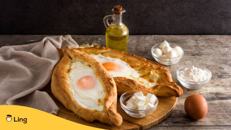 Georgisches Gericht Khachapuri mit Ei
