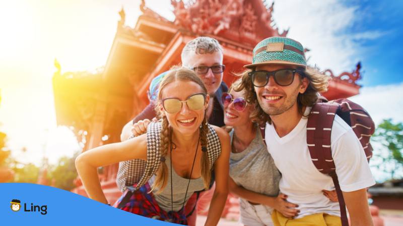 Vier westliche Touristen in Thailand, die Farang genannt werden