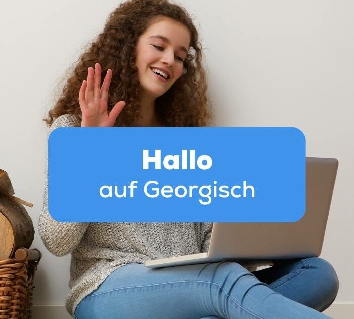 Georgische Frau winkt in den Laptop und sagt Gamarjoba Hallo auf Georgisch