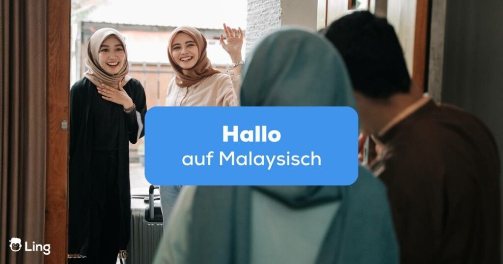 Zwei Frauen im Kopftuch stehen an der Türe und winken um Hallo auf Malaysisch zu sagen