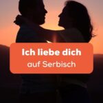Paar genießt romantischen Sonnenuntergang und sagt Ich liebe dich auf Serbisch