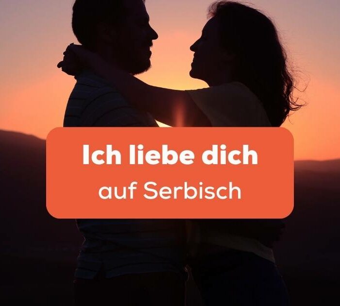 Paar genießt romantischen Sonnenuntergang und sagt Ich liebe dich auf Serbisch
