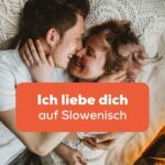 Slowenisches Paar liegt im Bett und kuschelt und sagt Ich liebe dich auf Slowenisch